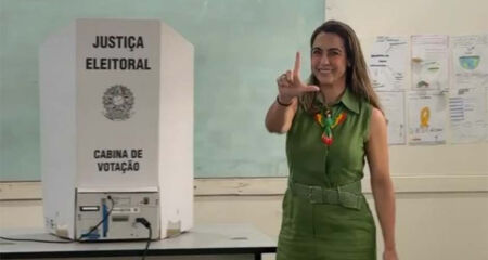 Senadora votou em Campo Grande e fez gesto de apoio ao presidente Lula ao deixar a se&ccedil;&atilde;o eleitoral