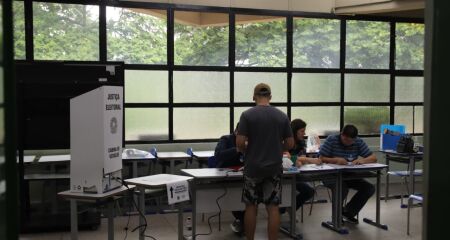 Segundo relato, eleitores ainda tentavam entrar na Escola Municipal do Coronel Antonino após o fechamento da seção; TRE-MS havia informado que aguardava orientação formal