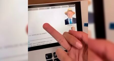 Homem teria fotografado ou filmado urna eletrônica para publicar imagens nas redes sociais