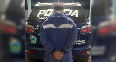 Vítima relatou ameaças com faca, agressões e relações sexuais forçadas; suspeito foi localizado no trabalho e levado à delegacia