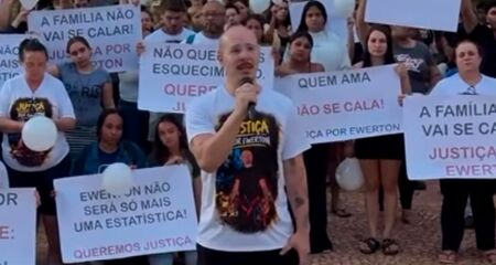 Irmão da vítima organizou manifestação e cobrou responsabilização dos suspeitos, que continuam foragidos; Ewerton deixou dois filhos e a esposa grávida