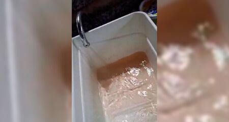 Cleonice Damazio afirma que &aacute;gua suja chegou &agrave;s caixas de armazenamento da casa e cobra provid&ecirc;ncias para limpeza dos reservat&oacute;rios
