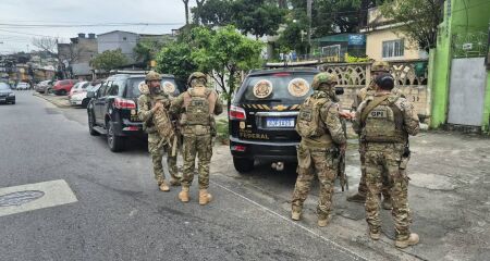 A&ccedil;&atilde;o cumpre mandados no Rio de Janeiro e em Belford Roxo; familiares s&atilde;o suspeitos de atuar como mensageiros da organiza&ccedil;&atilde;o criminosa
