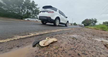 Vizinhos suspeitam que vítima seja um andarilho que circula pela região; testemunhas também relatam excesso de velocidade no trecho