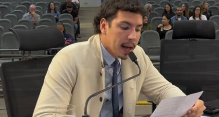 Ferreira criticou o prazo legal de 15 dias para a distribuição dos alimentos e ressaltou que a fome tem urgência