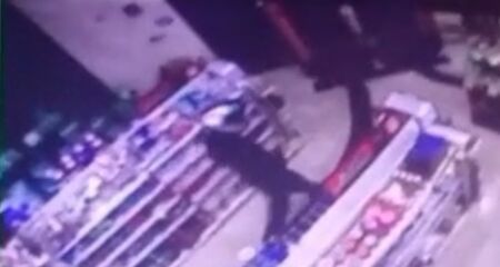 Quatro homens teriam rendido funcion&aacute;rios usando arma de fogo; outros dois envolvidos n&atilde;o foram localizados