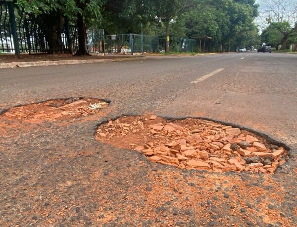 Diante da situação precária da rua, moradora faz apelo a prefeita