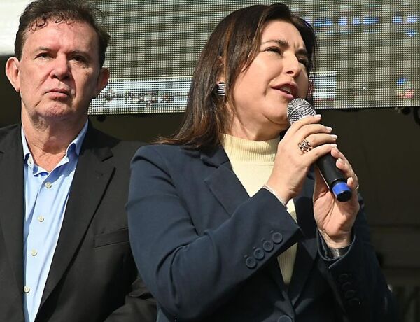 Durante as vaias, Tebet estava ao lado da senadora Tereza Cristina e do prefeito da cidade, Cassiano Maia
