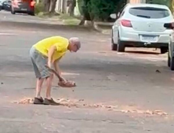 Idoso tapa buracos em Campo Grande 