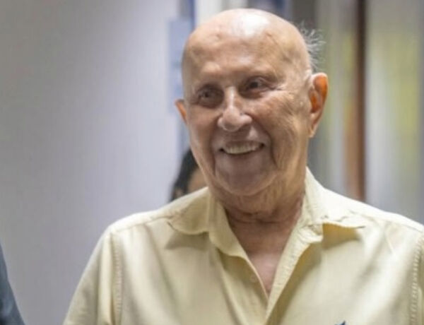 Pol&iacute;tico tratava problemas renais cr&ocirc;nicos; deputado homenageou o familiar: "Meu av&ocirc; desliga-se deste plano ao seu estilo: n&atilde;o sem antes lutar, n&atilde;o desistiu!"