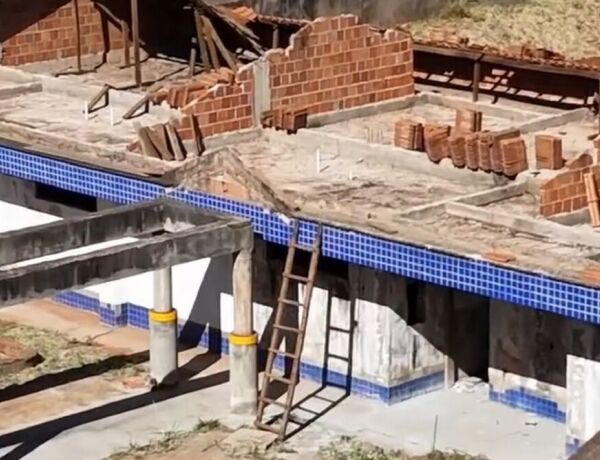Os trabalhos no local foram paralisados oficialmente no dia 3 de julho; obra se arrasta durante 13 anos j&aacute;