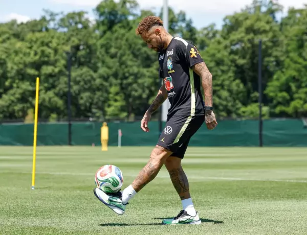 O craque treinou com bola nesta ter&ccedil;a-feira (16), mas segue em recupera&ccedil;&atilde;o da les&atilde;o na panturrilha
