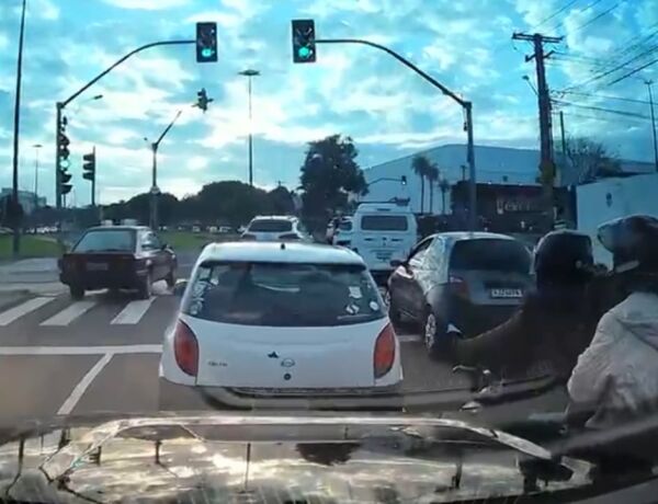 O condutor da caminhonete afirmou que levou ao impedir a fuga do motociclista ap&oacute;s a batida