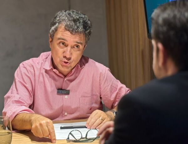 Cobrado por eleitores e por sua pr&oacute;pria legenda, parlamentar explica que aus&ecirc;ncia no plen&aacute;rio foi causada por agenda em Bras&iacute;lia para buscar moradia para 200 fam&iacute;lias de ocupa&ccedil;&otilde;es irregulares