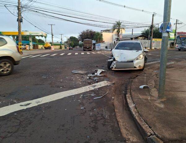 Homem fugiu depois do acidente e deixou carro no local