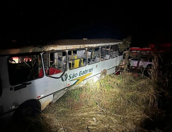 Homem alegou ter deixado o local por medo de agress&otilde;es; PRF constatou tac&oacute;grafo vencido e falta de curso obrigat&oacute;rio para o transporte de passageiros