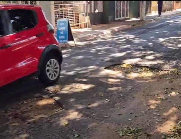 Fam&iacute;lia teme acidente de tr&acirc;nsito por conta de buracos na avenida; moradora afirma ter mais de 10 protocolos de solicita&ccedil;&otilde;es sem resposta junto &agrave; prefeitura
