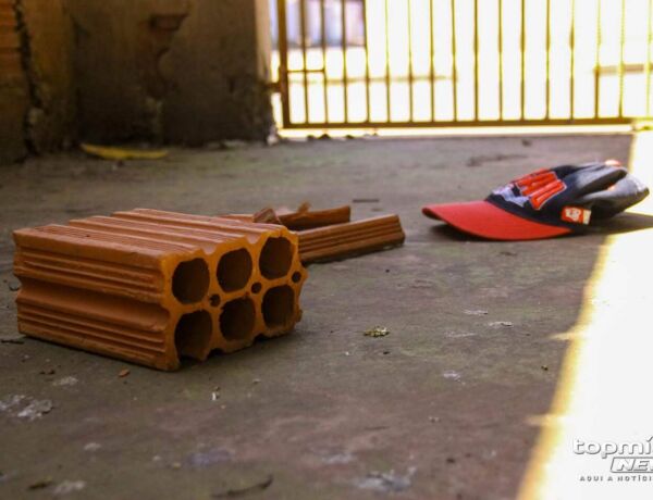Marido de vizinha teria arremessado um tijolo contra a entrada de resid&ecirc;ncia da v&iacute;tima