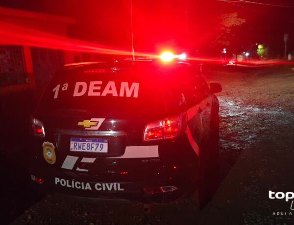 Suspeito tentou atirar contra a v&iacute;tima e fugiu levando o filho do casal