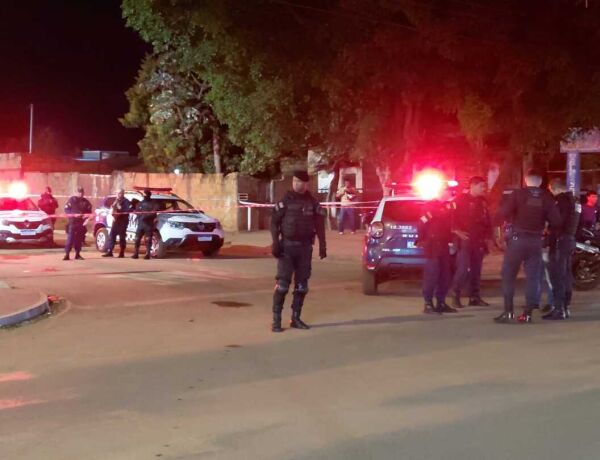 Depois do tiroteio, o suspeito fugiu do local e uma grande quantidade de pessoas se aglomerou ao redor do jovem