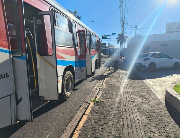 O carro tentava entrar no estacionamento de um pr&eacute;dio comercial