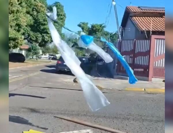 Varal improvisado chamou a aten&ccedil;&atilde;o de motoristas e motociclistas at&eacute; que o cabo fosse substitu&iacute;do