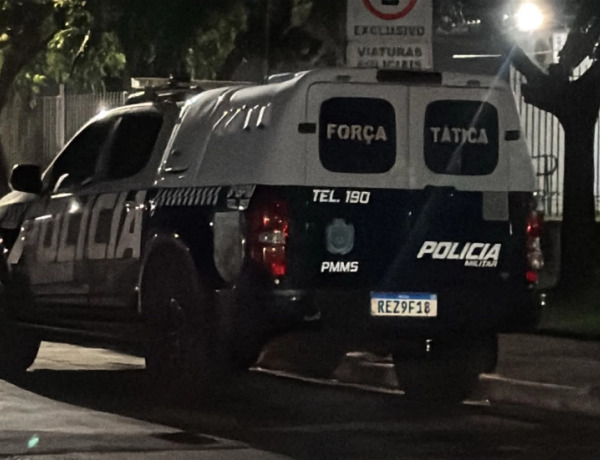 Gyovana Freitas Guarienti, de 27 anos, e Jhonatan Mariano Souza dos Santos, de 25, estavam transportando drogas e armas em uma motocicleta 