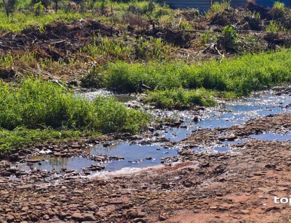 &Aacute;gua contaminada corre por v&aacute;rios quarteir&otilde;es na rua Indian&aacute;polis&nbsp;