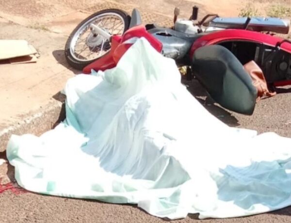 A v&iacute;tima teria batido a moto que conduzia contra um caminh&atilde;o