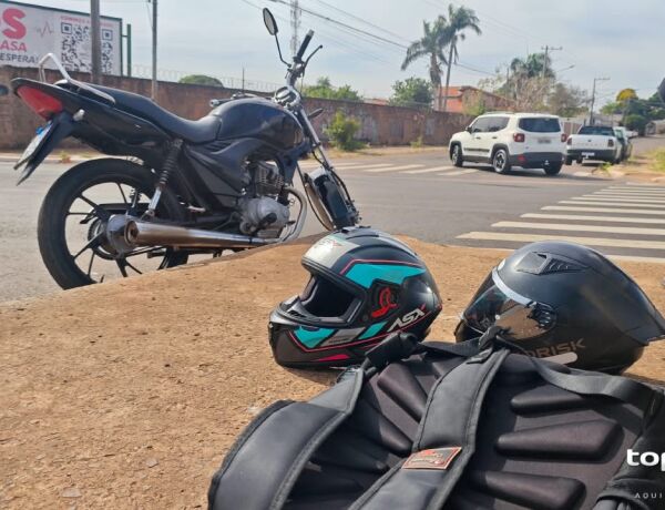 O motociclista n&atilde;o conseguiu desviar a tempo do carro parado 