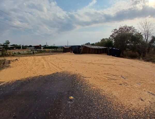 Jovem de 26 anos sofreu fratura exposta no f&ecirc;mur e traumatismo craniano; carga de soja ficou espalhada pela pista
