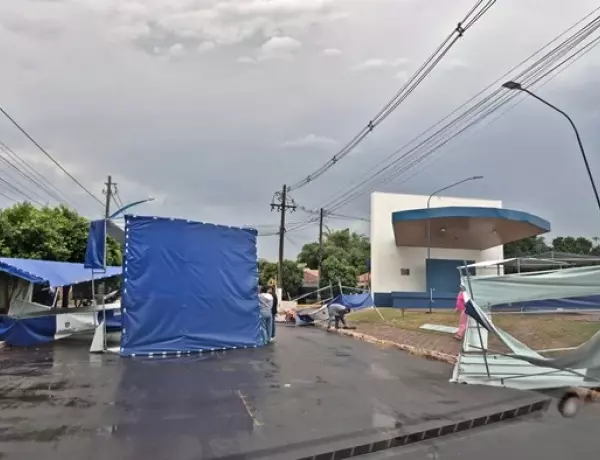 Equipes iniciaram o processo de limpeza das ruas pr&oacute;ximas ao local