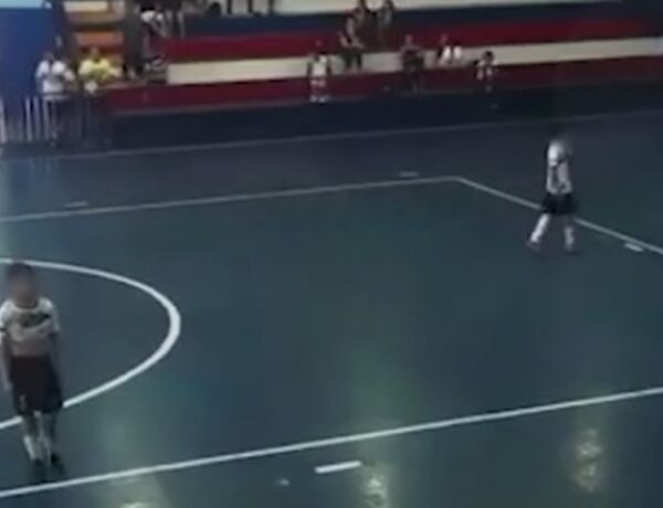 Medida foi anunciada ap&oacute;s partida da categoria Sub-12 registrar tentativa de agress&atilde;o, ofensas raciais e uso de arma de fogo