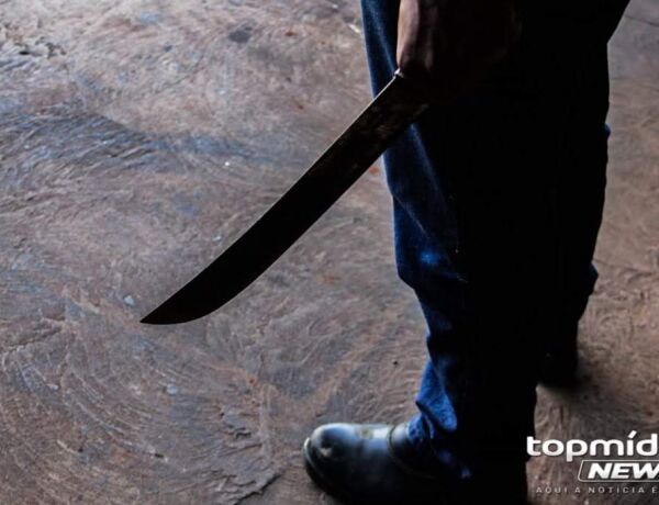 Um homem relatou aos policiais que havia sido atingido por um golpe de fac&atilde;o no dedo m&eacute;dio da m&atilde;o direita