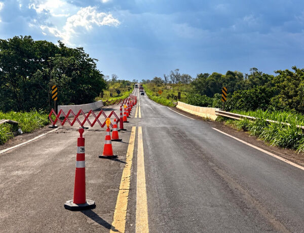 Tr&aacute;fego para carros de passeio opera em sistema de Siga e Pare; rota alternativa para caminh&otilde;es &eacute; a BR-267