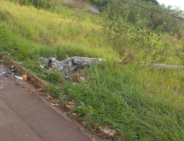 Estrutura pode ter cedido ap&oacute;s acidente ou temporal; em outro ponto da cidade, ve&iacute;culo colidiu contra poste no Tijuca