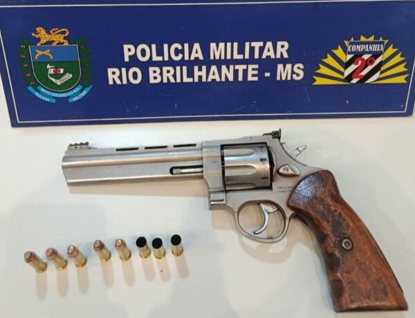 O ca&ccedil;ador estava sozinho em propriedade rural quando disparo atingiu a coxa direita; rev&oacute;lver e oito muni&ccedil;&otilde;es foram apreendidos