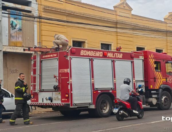 Dentro do pr&eacute;dio foi encontrado um peda&ccedil;o de madeira em chamas