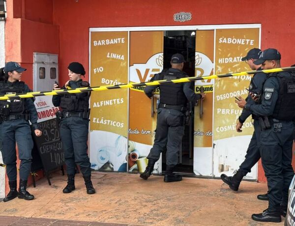 Mulher foi baleada dentro do com&eacute;rcio onde trabalhava na Avenida Sagarana