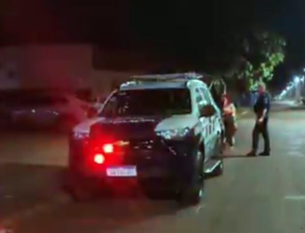 Suspeitos estavam em uma moto e fugiram depois do crime