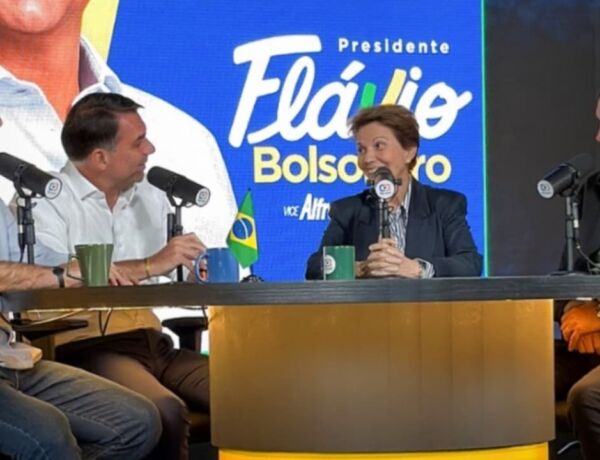 Os tr&ecirc;s participaram da Super Live realizada pelo presidenci&aacute;vel nesta quarta-feira 