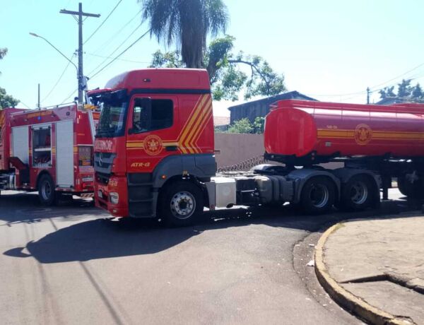Equipes do Corpo de Bombeiros Militar foram acionadas ao local e realizaram a conten&ccedil;&atilde;o das chamas