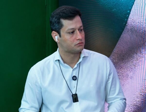 Candidato do DC ao governo estadual detalhou propostas de gest&atilde;o, investimentos em infraestrutura e redu&ccedil;&atilde;o de tarifas durante sabatina