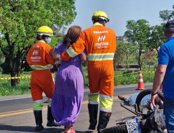 A mulher chegou ao local ap&oacute;s as equipes do Corpo de Bombeiros cobrirem o corpo do rapaz com a manta t&eacute;rmica 