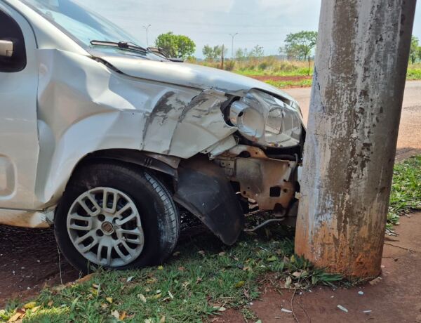 Parte frontal do carro ficou destru&iacute;da e homem n&atilde;o se machucou.