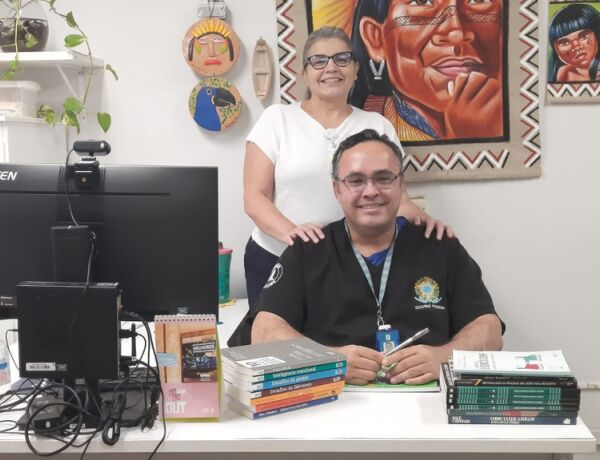 Anos ap&oacute;s as aulas de enfermagem na UFMS, t&eacute;cnico reencontra antiga educadora onde hoje compartilham a rotina de cuidados com os pacientes