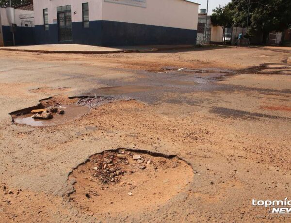 Moradores chegam a usam entulhos para tentar amenizar a situa&ccedil;&atilde;o com os buracos
