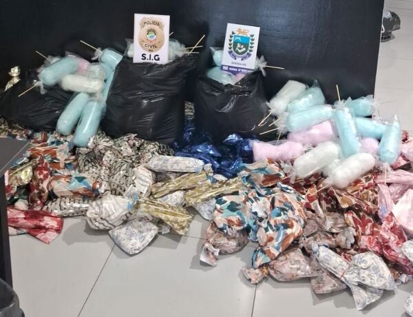 Duas mulheres foram presas e cerca de 200 brinquedos e 77 algod&otilde;es-doces foram apreendidos