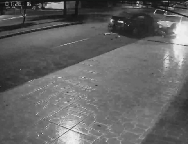 Acidente aconteceu na noite de segunda-feira (26) na Avenida Goi&aacute;s