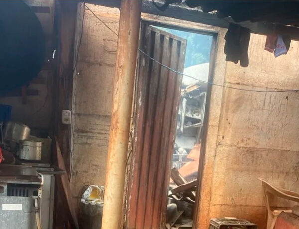 Casal e tr&ecirc;s crian&ccedil;as perderam m&oacute;veis, roupas e eletrodom&eacute;sticos; moradores fazem campanha por doa&ccedil;&otilde;es